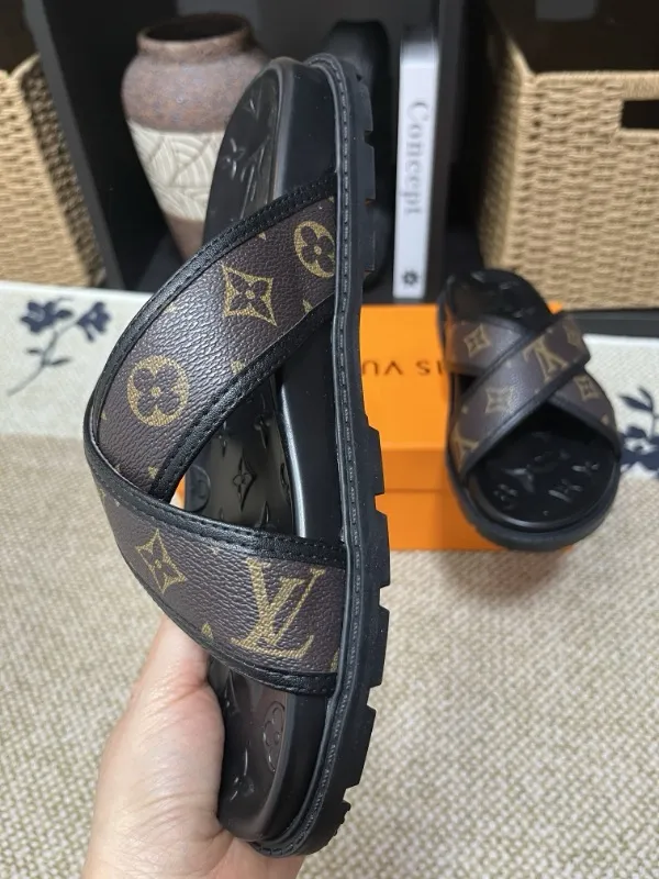 P270🏆Louis Vuitton 🏆[Louis Vuitton] Spring/Summer 2025 [Men's Flip Flops] 🎯🎯As an active family in the fashion industry ⭐ Lv is characterized by bold innovation ⚡Create this casual business style for Chinese fashionable men ✨The fabric is made of imported high-grade cowhide 🔥 Clean and neat ⚡Fashionable and elegant🌹Breathable, sweat-absorbent and deodorant👈So luxurious, high-end and domineering. 👍Must be sold if you repost the picture. Number of yards: 38--46. Color: 🎉 For large quantities. Welcome to repost.